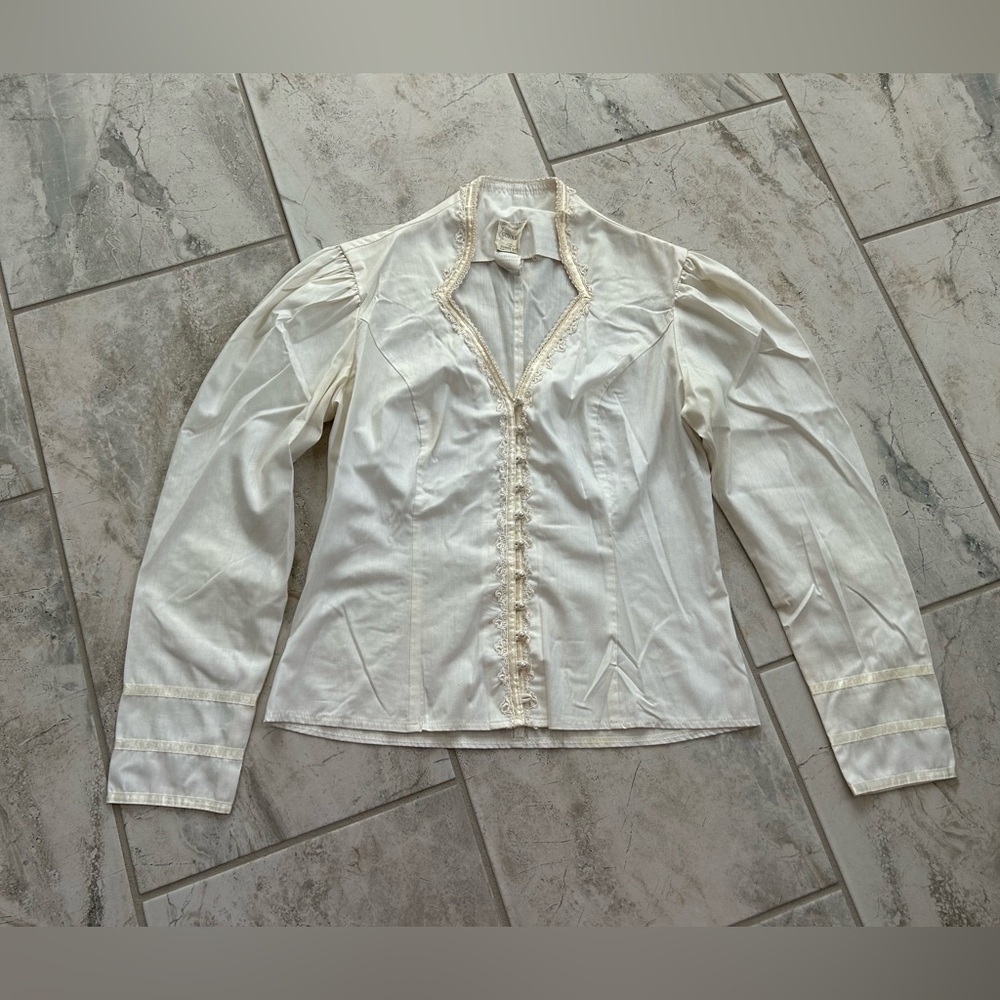 Vintage Gunnies Gunne Sax Jessica McClintock Blouse
Pearls
Lace
Satin
Ivory
13
